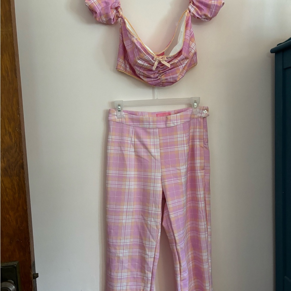 🎀Pink Bundle! Barbie, Galinda, 2 pink outfits - Picture 3 of 14